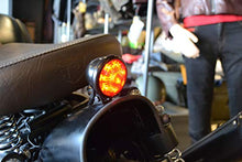 Carica l'immagine nel visualizzatore di Gallery, Moto LED Luce Stop Posteriore - Omologato - Nero Lucido con Lente Rossa per...