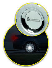 Carica l'immagine nel visualizzatore di Gallery, Michelin 92014 Copricerchi Louise con sistema riflettente N.V.S., set da 4,... - Ilgrandebazar
