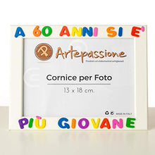 Carica l'immagine nel visualizzatore di Gallery, Cornici per foto in legno 13x18cm con scritto A 60 Anni si è più Giovane, da...