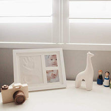 Carica l'immagine nel visualizzatore di Gallery, Bubzi Co Cornice con impronta bimbo in argilla – Kit portafoto impronta...
