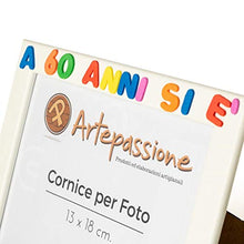 Carica l'immagine nel visualizzatore di Gallery, Cornici per foto in legno 13x18cm con scritto A 60 Anni si è più Giovane, da...