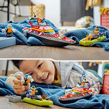 Carica l'immagine nel visualizzatore di Gallery, LEGO CITY 60373 La barca di salvataggio dei pompieri, giocattolo galleggiante, jetpack e minifigurine