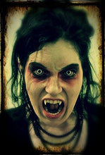 Carica l'immagine nel visualizzatore di Gallery, Lenti a contatto colorate"Vampiro" + capsule di sangue finto + portalenti... - Ilgrandebazar