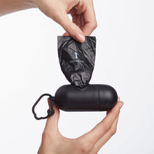 Carica l'immagine nel visualizzatore di Gallery, AmazonBasics - Sacchetti per bisogni dei cani, con dispenser e clip 300, Nero - Ilgrandebazar