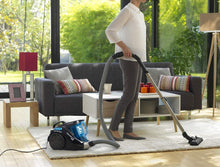 Carica l'immagine nel visualizzatore di Gallery, Rowenta RO3731 Compact Power Cyclonic Classic+, Aspirapolvere a Traino senza Sacco, Tecnologia Ciclonica, Capacità  1.5 L, Blu/Nero 49x29x34cm