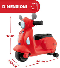 Carica l'immagine nel visualizzatore di Gallery, Chicco Vespa per Bambini Primavera Rossa, Moto Giocattolo Cavalcabile con Pannello Elettronico, Luci e Suoni, Ruote di Supporto Rimuovibili, Max 25 Kg - Giochi per Bambini 1-3 Anni Rosso