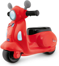 Carica l'immagine nel visualizzatore di Gallery, Chicco Vespa per Bambini Primavera Rossa, Moto Giocattolo Cavalcabile con Pannello Elettronico, Luci e Suoni, Ruote di Supporto Rimuovibili, Max 25 Kg - Giochi per Bambini 1-3 Anni Rosso