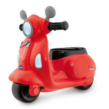 Carica l'immagine nel visualizzatore di Gallery, Chicco Vespa per Bambini Primavera Rossa, Moto Giocattolo Cavalcabile con Pannello Elettronico, Luci e Suoni, Ruote di Supporto Rimuovibili, Max 25 Kg - Giochi per Bambini 1-3 Anni Rosso