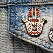 Carica l'immagine nel visualizzatore di Gallery, Telestic Design Hamsa Sacro Protezione Simbolo Legno Spilla | Mano di Fatima... - Ilgrandebazar