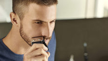 Carica l'immagine nel visualizzatore di Gallery, Philips HC5100/15 Pro Clipper Regolacapelli con Motore Lineare e Lame Tip2Tip, Lame 100% Inox, 7 Pettini (0.5-25 mm), Cavo da 2.80 m