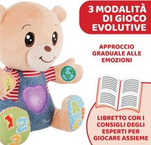 Carica l'immagine nel visualizzatore di Gallery, Chicco Teddy Orso delle Emozioni, Peluche Evolutivo Interattivo Bilingue Italiano/Inglese, Gioco Educativo con Emozioni, Numeri e Lettere, Pupazzo con Luci e Canzoni - Giochi Bambini 6 Mesi - 5 Anni