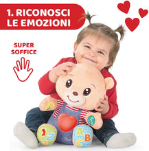 Carica l'immagine nel visualizzatore di Gallery, Chicco Teddy Orso delle Emozioni, Peluche Evolutivo Interattivo Bilingue Italiano/Inglese, Gioco Educativo con Emozioni, Numeri e Lettere, Pupazzo con Luci e Canzoni - Giochi Bambini 6 Mesi - 5 Anni