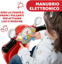 Carica l'immagine nel visualizzatore di Gallery, Chicco Vespa per Bambini Primavera Rossa, Moto Giocattolo Cavalcabile con Pannello Elettronico, Luci e Suoni, Ruote di Supporto Rimuovibili, Max 25 Kg - Giochi per Bambini 1-3 Anni Rosso
