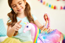 Carica l'immagine nel visualizzatore di Gallery, Barbie-FXT26 Dreamtopia Playset con Bambola e Unicorno Grande Che Si Illumina con Chioma da Pettinare, Giocattolo per Bambini 3+ Anni, única, FXT26