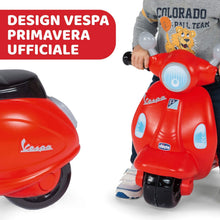 Carica l'immagine nel visualizzatore di Gallery, Chicco Vespa per Bambini Primavera Rossa, Moto Giocattolo Cavalcabile con Pannello Elettronico, Luci e Suoni, Ruote di Supporto Rimuovibili, Max 25 Kg - Giochi per Bambini 1-3 Anni Rosso