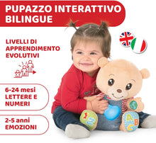 Carica l'immagine nel visualizzatore di Gallery, Chicco Teddy Orso delle Emozioni, Peluche Evolutivo Interattivo Bilingue Italiano/Inglese, Gioco Educativo con Emozioni, Numeri e Lettere, Pupazzo con Luci e Canzoni - Giochi Bambini 6 Mesi - 5 Anni