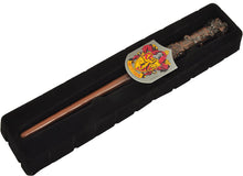 Carica l'immagine nel visualizzatore di Gallery, Ciao- Bacchetta Harry Potter (30cm) con Stemma Gryffindor in Scatola Clip, Colore Marrone, 20192