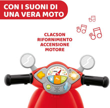 Carica l'immagine nel visualizzatore di Gallery, Chicco Vespa per Bambini Primavera Rossa, Moto Giocattolo Cavalcabile con Pannello Elettronico, Luci e Suoni, Ruote di Supporto Rimuovibili, Max 25 Kg - Giochi per Bambini 1-3 Anni Rosso
