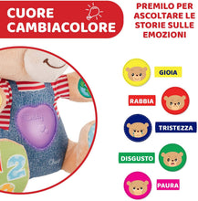 Carica l'immagine nel visualizzatore di Gallery, Chicco Teddy Orso delle Emozioni, Peluche Evolutivo Interattivo Bilingue Italiano/Inglese, Gioco Educativo con Emozioni, Numeri e Lettere, Pupazzo con Luci e Canzoni - Giochi Bambini 6 Mesi - 5 Anni