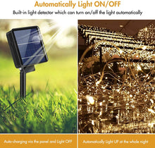 Carica l'immagine nel visualizzatore di Gallery, AUOPLUS 33M 300LED Catena Luminosa Solare Luci Solari Esterno IP65 Impermeabili 8 modalità per Festa,Giardino,Natale,Halloween,Matrimoni,Patio,Cancello,Cortile[Classe di efficienza energetica A+++]