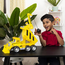 Carica l'immagine nel visualizzatore di Gallery, PAW Patrol Camion Ultimate Rescue Construction con Luci, Effetti Sonori e...