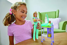 Carica l'immagine nel visualizzatore di Gallery, Barbie- Carriere Playset Pediatra Bambola, 2 Neonati e Accessori Giocattolo per Bambini 3+ Anni, GKH23