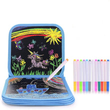 Carica l'immagine nel visualizzatore di Gallery, HellDoler Portatile da Disegno per Bambini, Doodle Disegno Giocattoli Libro di Pittura per Bambini con 12 Penne cancellabili Colorate, Lavagna a Doppia Faccia, Reuseful, 14 Pagine Libro da disegno