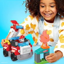 Carica l'immagine nel visualizzatore di Gallery, Mega Bloks - PAW Patrol Camion dei Pompieri di Marshall con Lanciatore, Luci, Scaletta Mobile e Scafo di Salvataggio, 33 Mini Blocchi da Costruzione, Giocattolo per Bambini 3+Anni, GYJ01