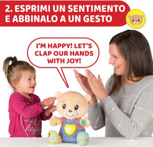 Carica l'immagine nel visualizzatore di Gallery, Chicco Teddy Orso delle Emozioni, Peluche Evolutivo Interattivo Bilingue Italiano/Inglese, Gioco Educativo con Emozioni, Numeri e Lettere, Pupazzo con Luci e Canzoni - Giochi Bambini 6 Mesi - 5 Anni