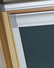 Carica l'immagine nel visualizzatore di Gallery, Bloc Skylight Blind M04 - Tenda a rullo oscurante per lucernari Velux, 603mm...