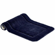 Carica l'immagine nel visualizzatore di Gallery, AmazonBasics - Set di tappeti da bagno con bordi scolpiti, 2 pezzi Blu Scuro